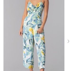 June & Hudson NWT floral jumpsuit
Halter tie top S
Zipper in the back
Wide leg
